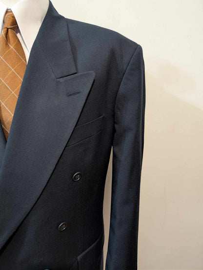 Mystérieux costume croisé de couleur bleu en laine