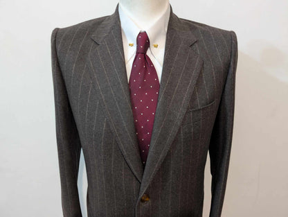Élégant costume chalkstripe marron en flanelle