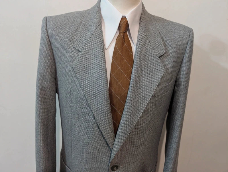 Schöner grauer Wollanzug