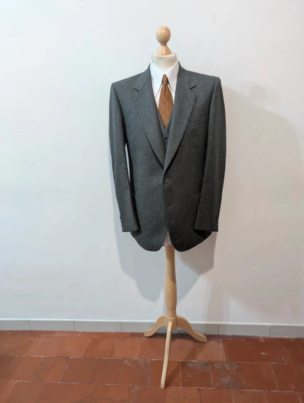 Außergewöhnlicher dreiteiliger Nadelstreifenanzug