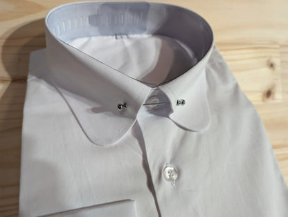 Round collar shirt with pin