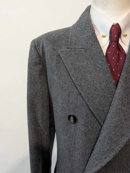 Généreux manteau croisé gris en laine lourde