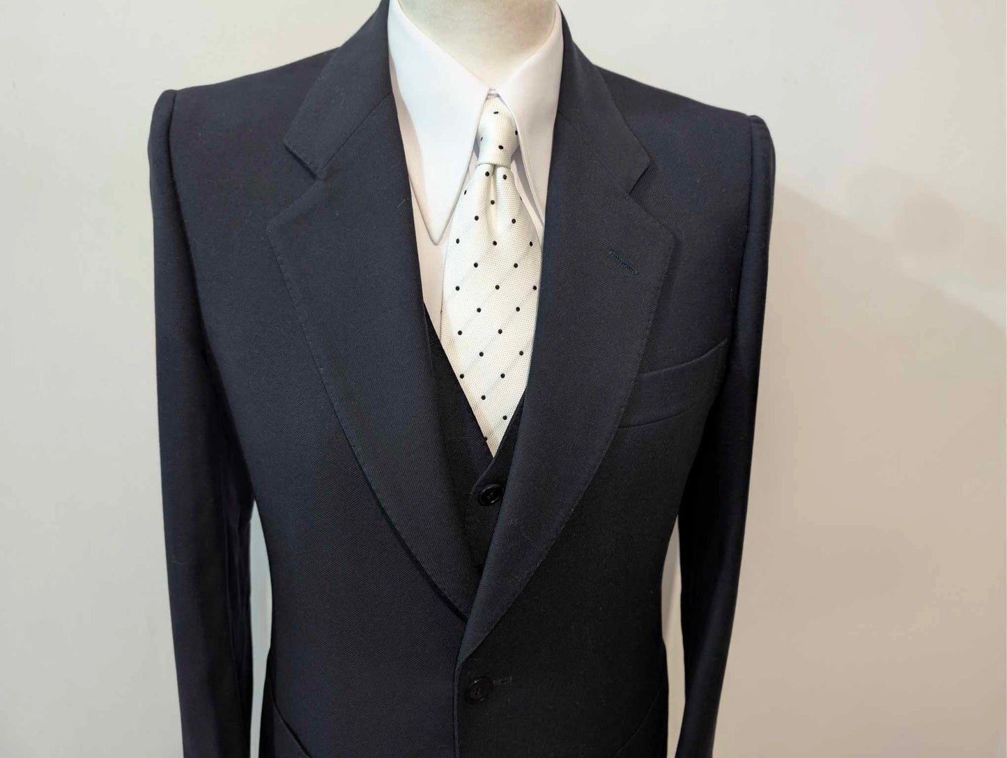 Wunderschöner dreiteiliger marineblauer Wollanzug