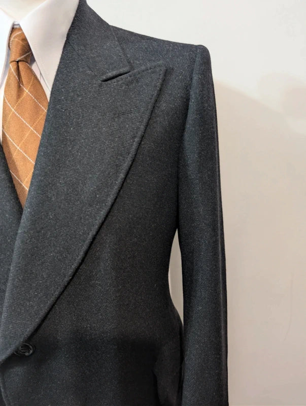 Wunderschöner grauer Wollmantel