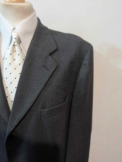 Einfacher grauer Flanellanzug