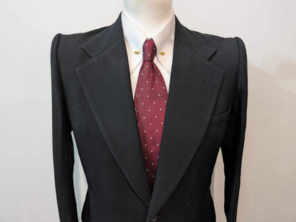 Sombre costume noir en laine