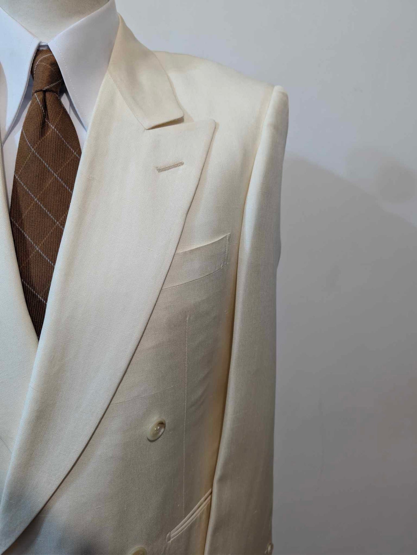 Angelique zweireihiger cremefarbener Seidenanzug