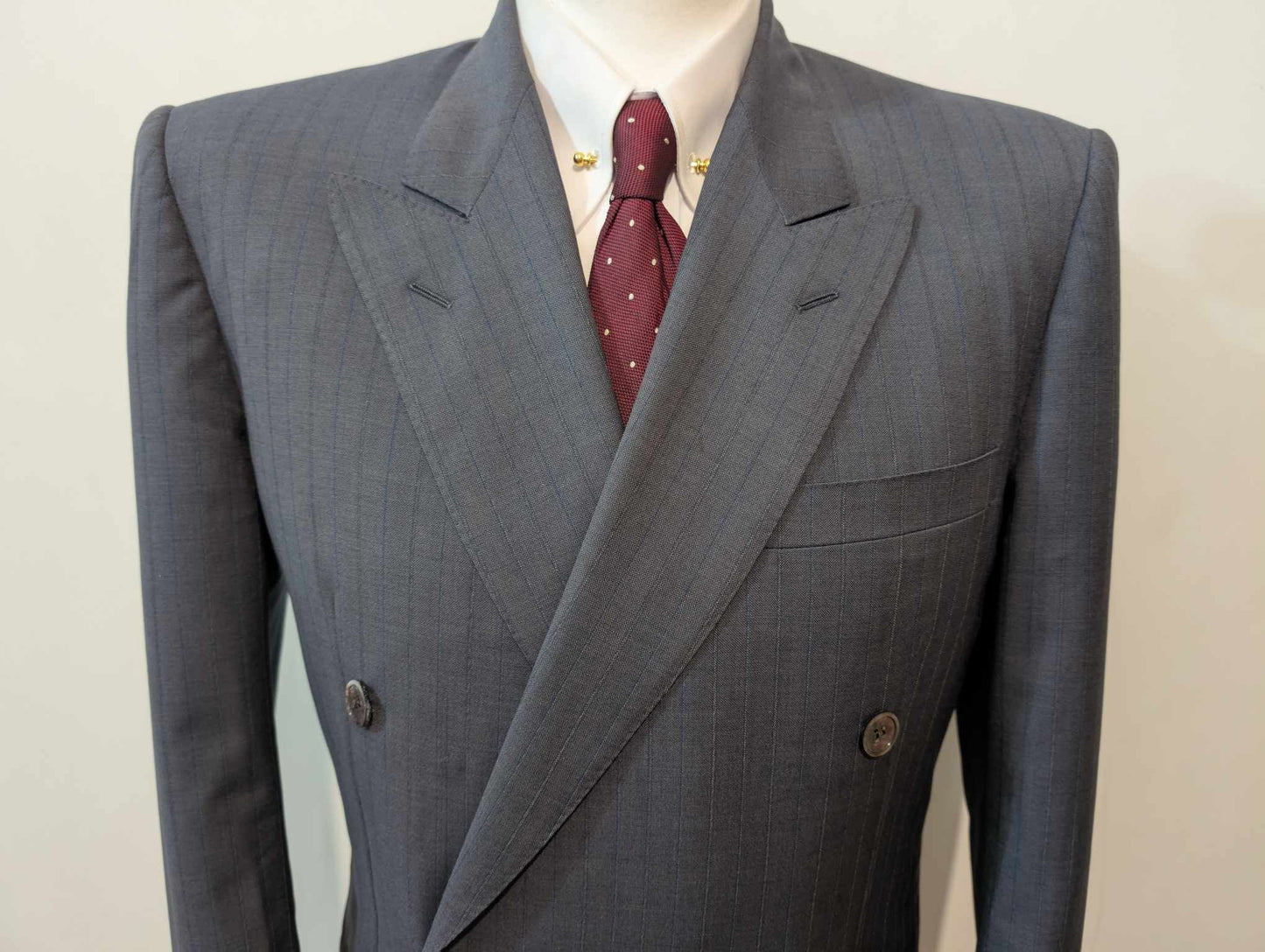 Fabuleux costume croisé a rayure en laine légère