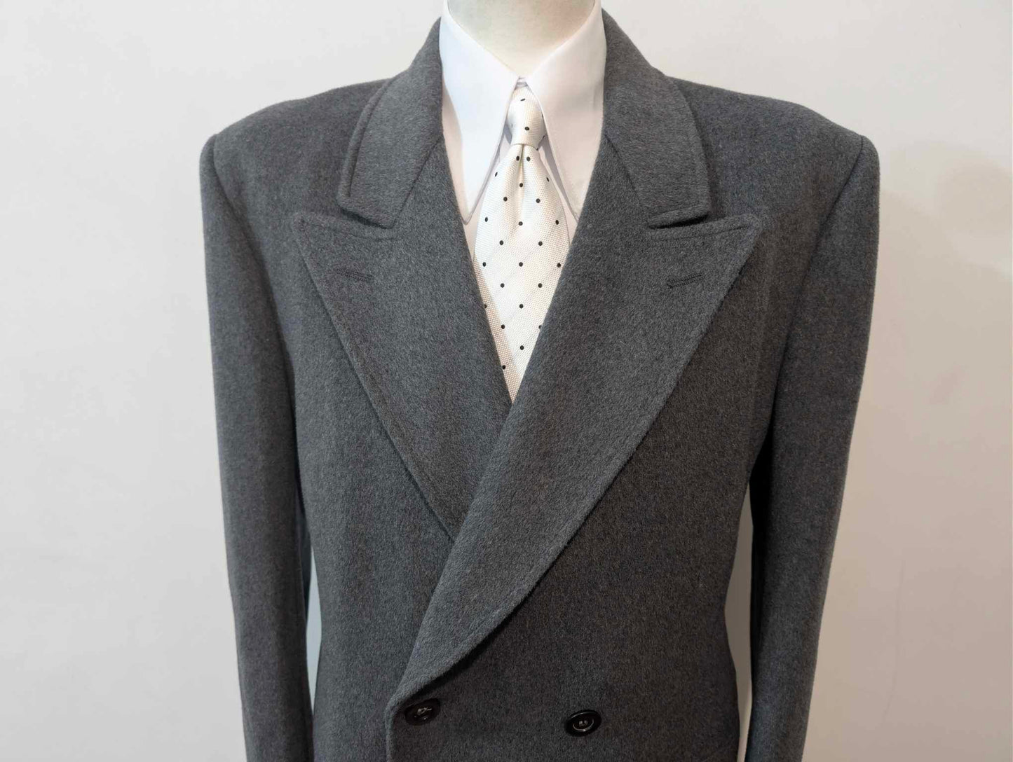 Atemberaubender grauer zweireihiger Wollmantel