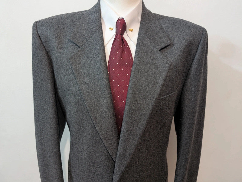 Élégant costume gris en flanelle lourde