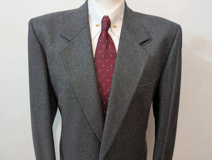 Élégant costume gris en flanelle lourde
