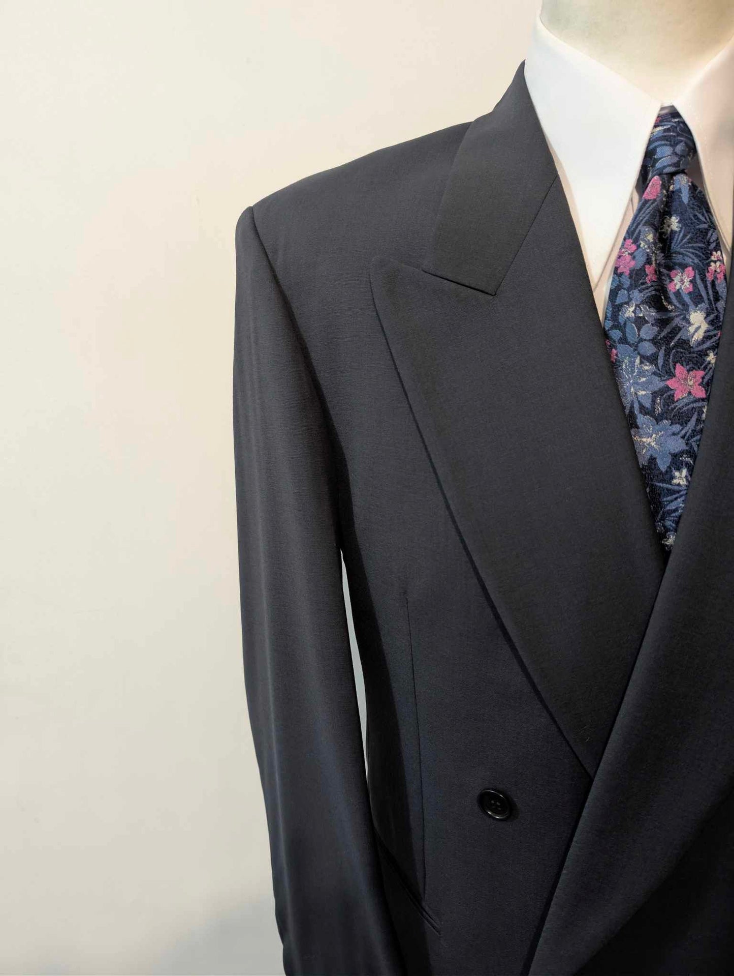 Ravissant costume croisé bleu marine en laine froide
