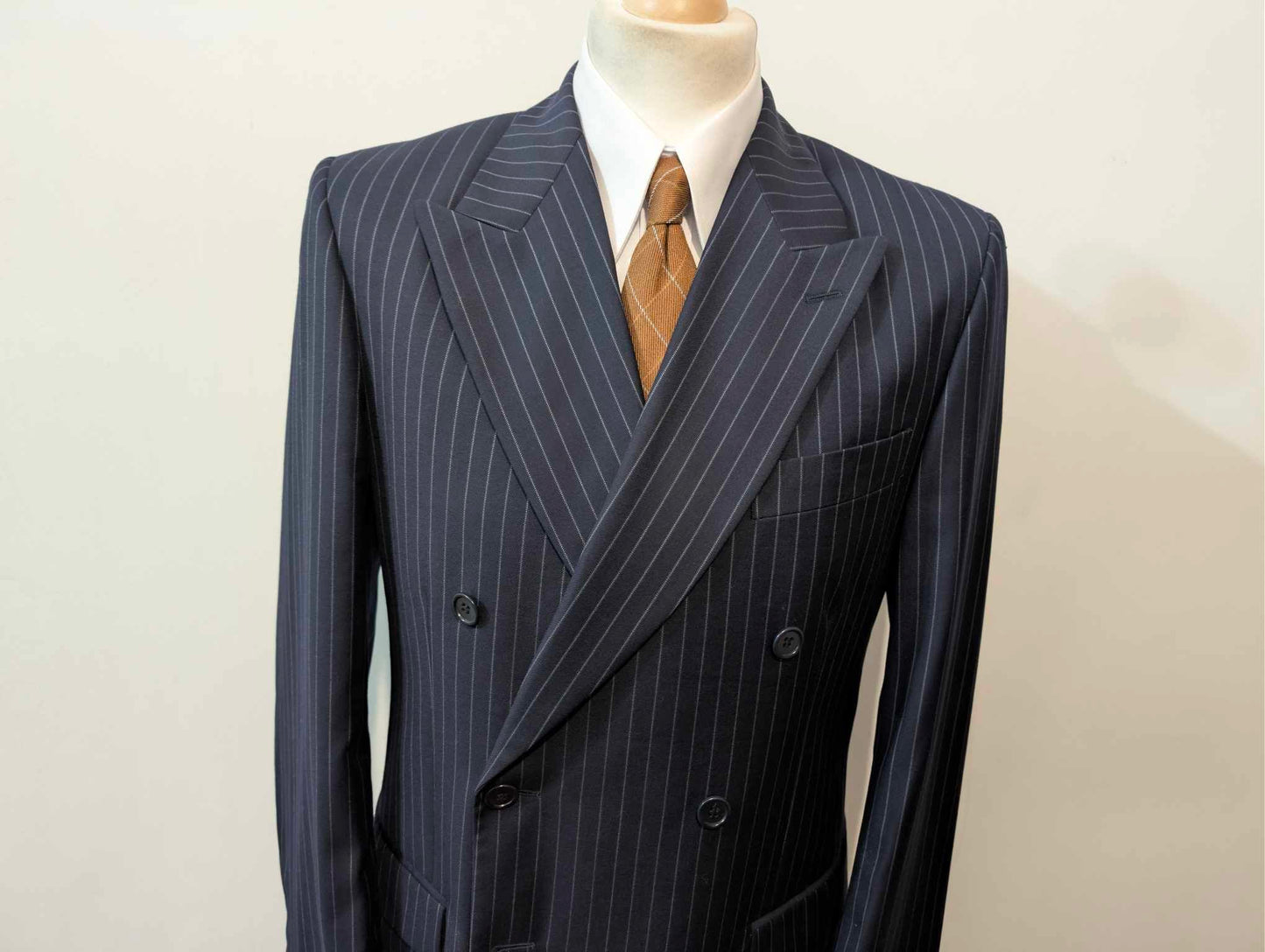 Legendärer zweireihiger Nadelstreifenanzug aus Wolle