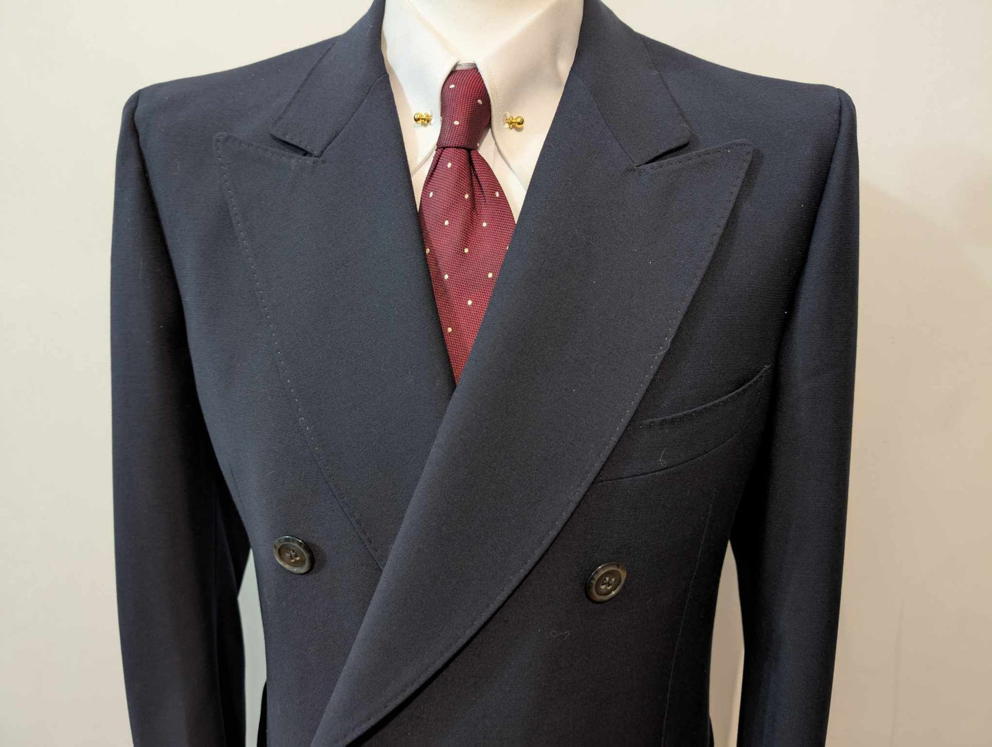 Fabuleux costume croisé de couleur bleu marine en laine épaisse