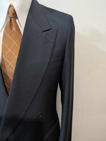 Élégant costume croisé bleu marine en laine