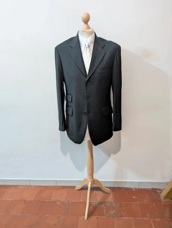 Klassischer schwarzer Anzug aus kalter Wolle