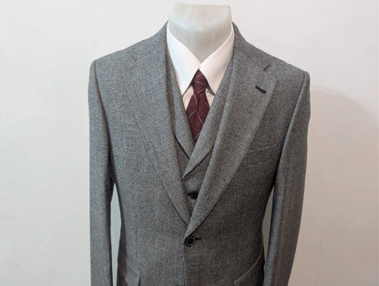 Atemberaubender dreiteiliger grauer Hahnentrittanzug