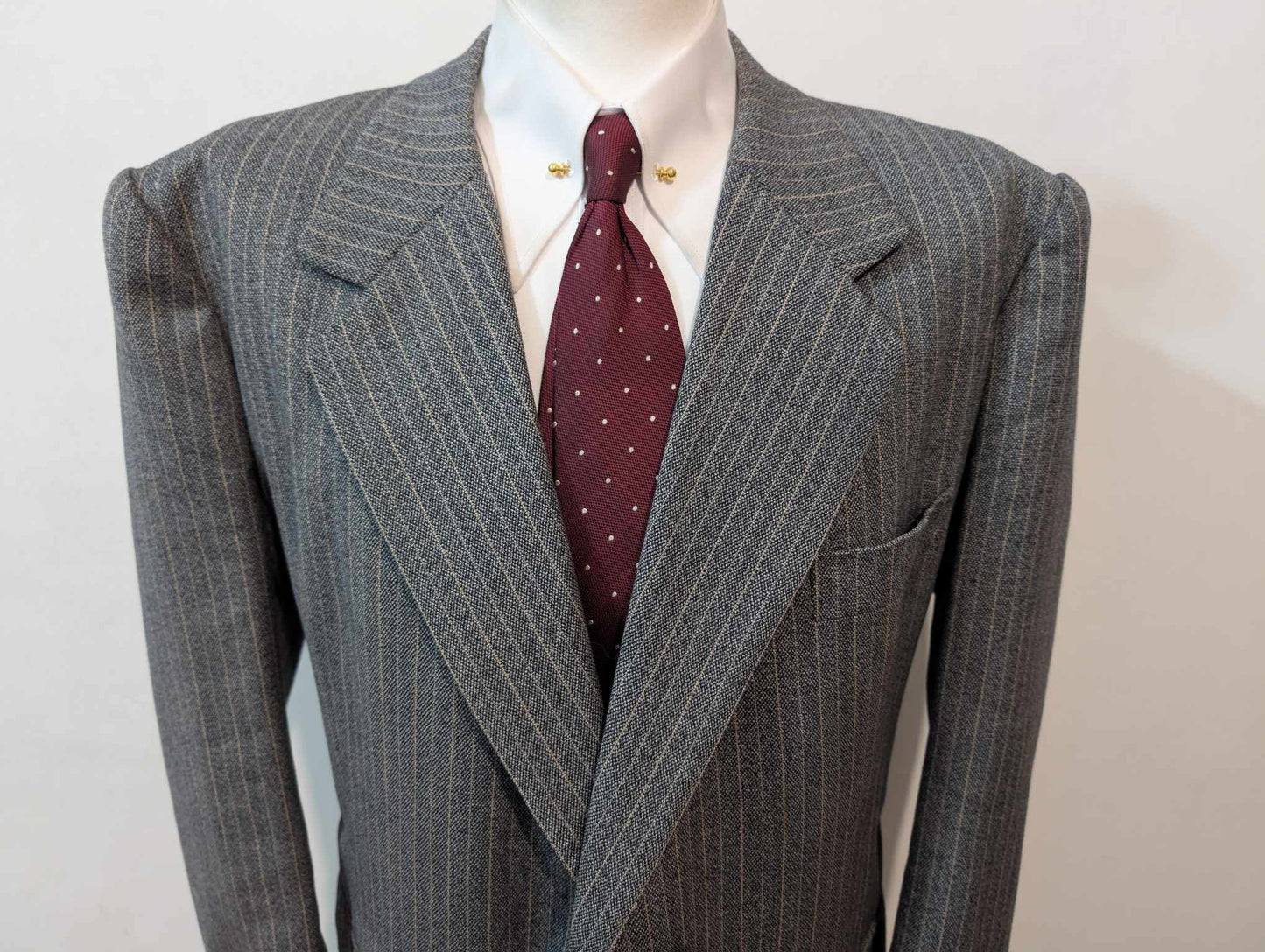 Gigantesque costume pinstripe bespoke