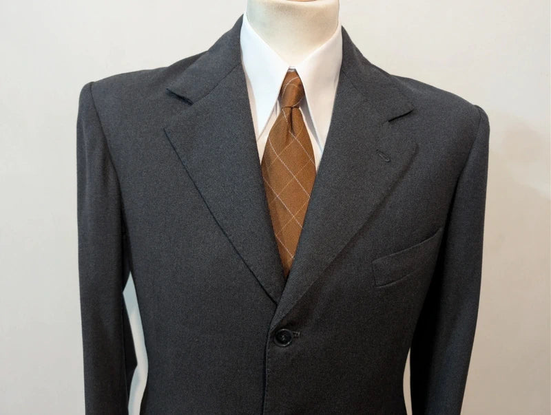 Exzellenter maßgeschneiderter grauer Wollanzug