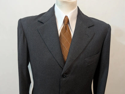 Exzellenter maßgeschneiderter grauer Wollanzug