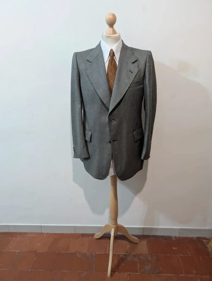 Exquisiter grauer Anzug aus dicker Wolle