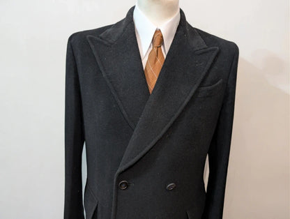 Schöner schwarzer Polomantel