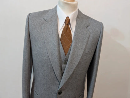 Prächtiger dreiteiliger grauer Wollflanellanzug