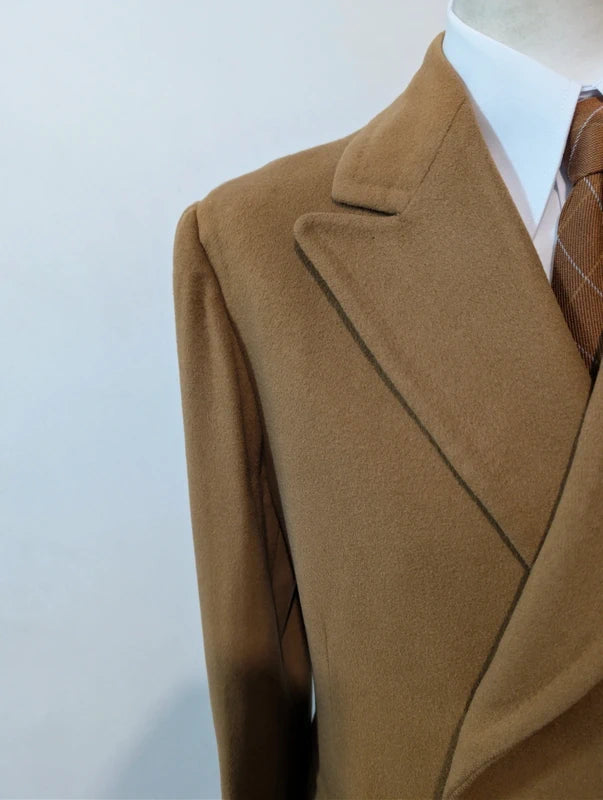Zweireihiger Mantel aus heller Kamelwolle