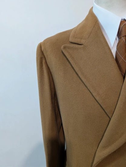 Zweireihiger Mantel aus heller Kamelwolle