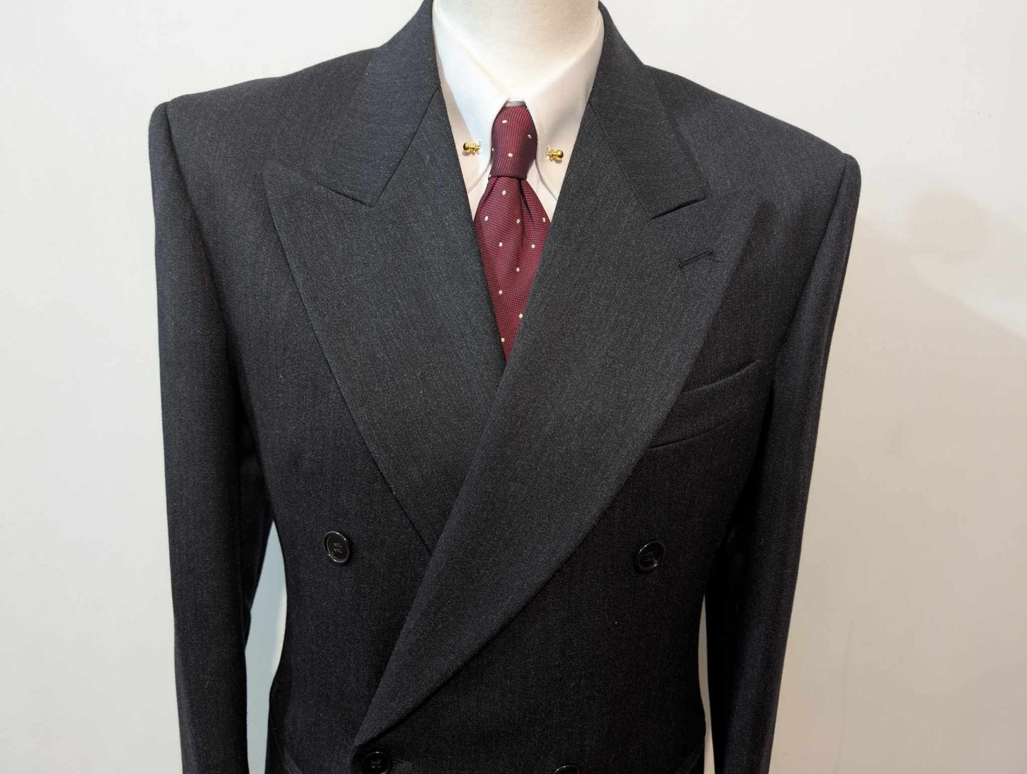 Majestueux costume croisé de couleurs gris en laine