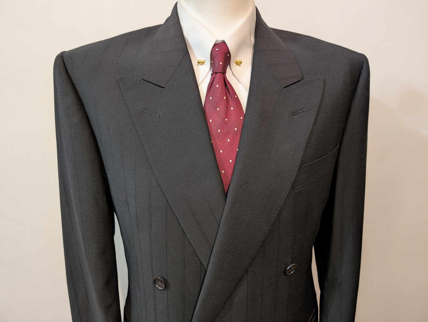 Sombre costume croisé noir en laine