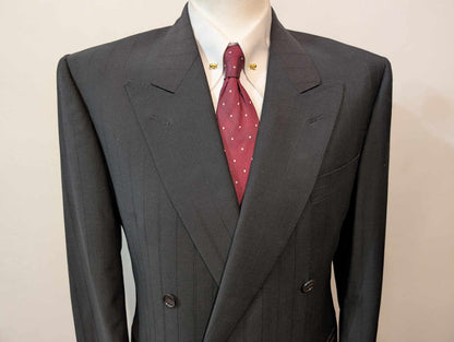 Sombre costume croisé noir en laine