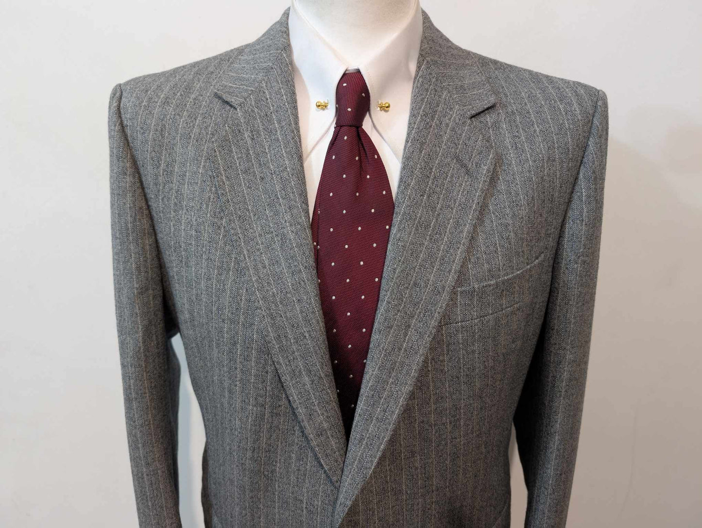 Gentille costume pinstripe en tweed