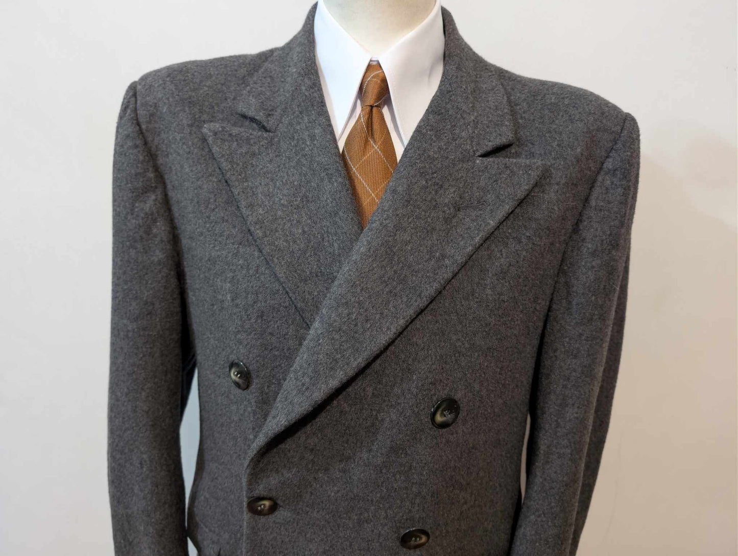 Mystérieux manteau croisé gris en laine épaisse