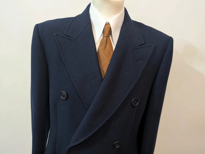 Eleganter, marineblauer, zweireihiger Wollmantel