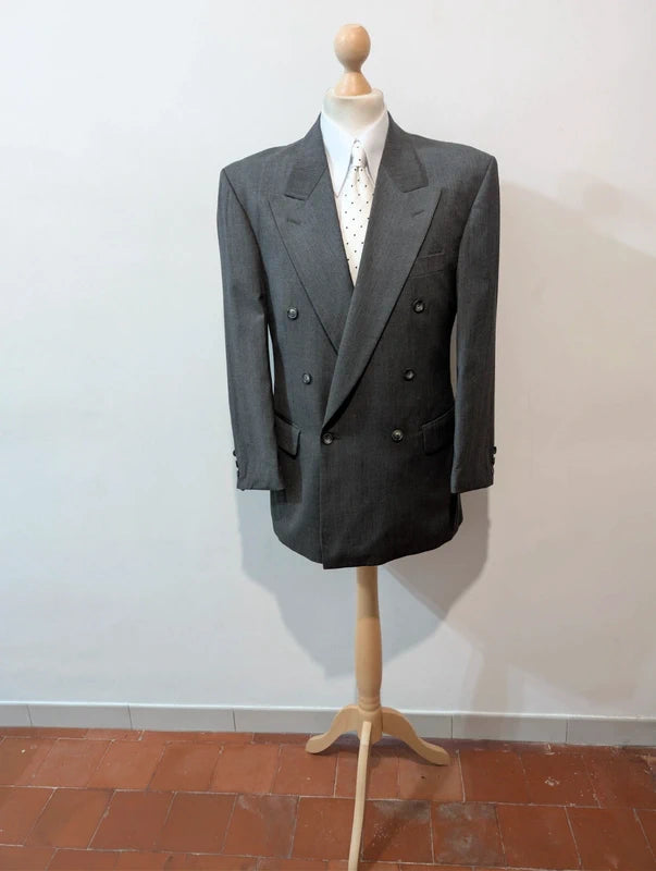 Toller zweireihiger grauer Wollanzug
