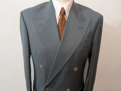 Leichter, zweireihiger blauer Anzug aus heller Wolle