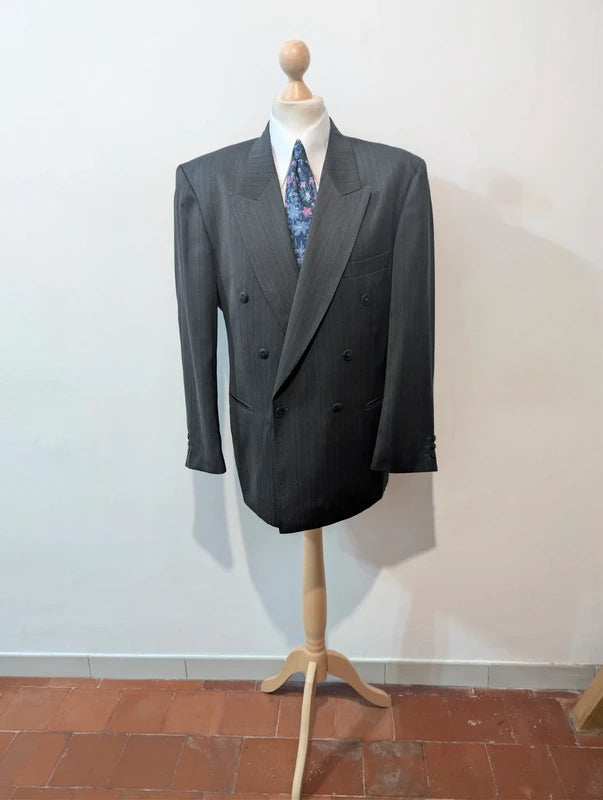 Eleganter zweireihiger Anzug aus Wolle