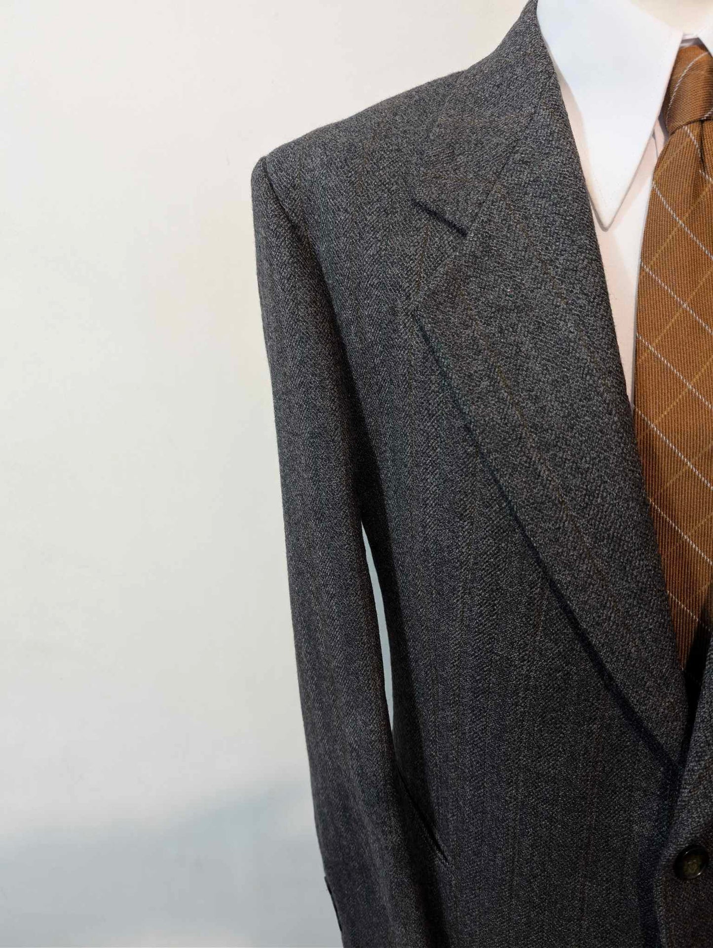 Alter grauer Tweedanzug