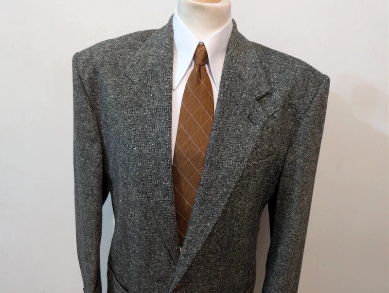 Hervorragender grauer Tweedanzug