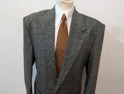 Hervorragender grauer Tweedanzug