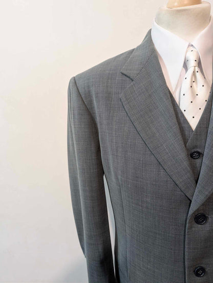 Schöner dreiteiliger grauer Wollanzug