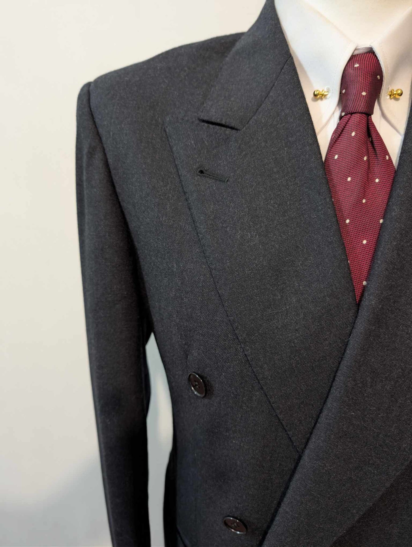 Élégant costume croisé gris en flanelle