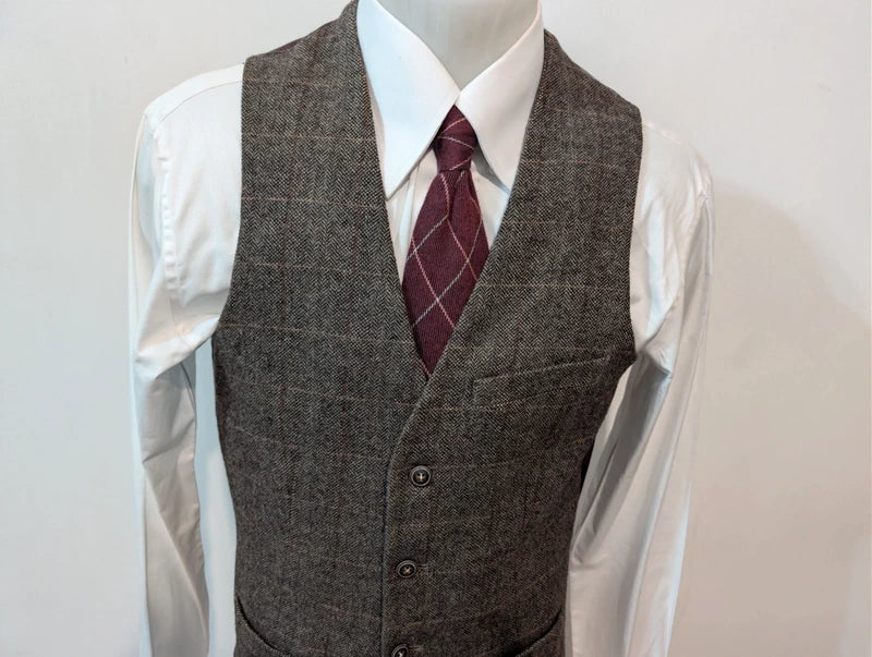 Graubraune Tweedweste