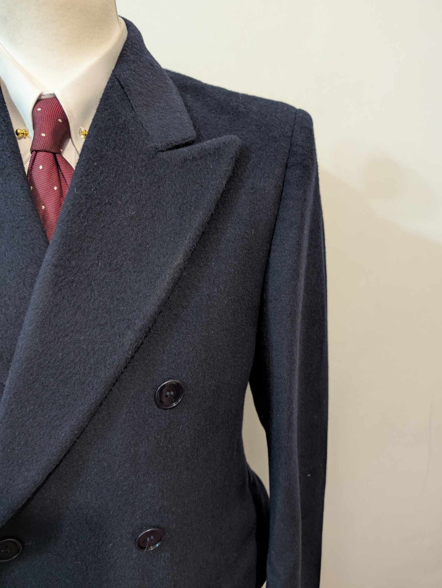 Formidable manteau croisé de couleur bleu marine