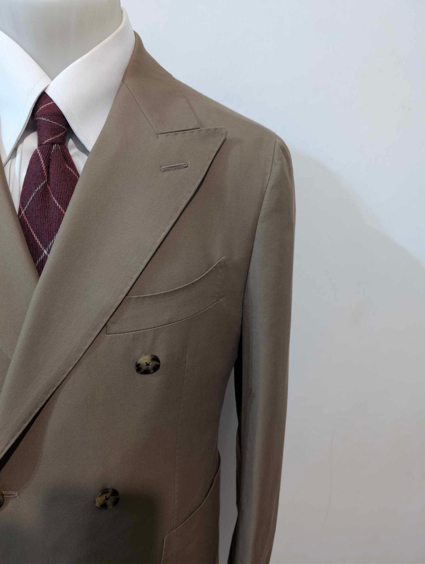 Toller zweireihiger brauner Baumwollanzug