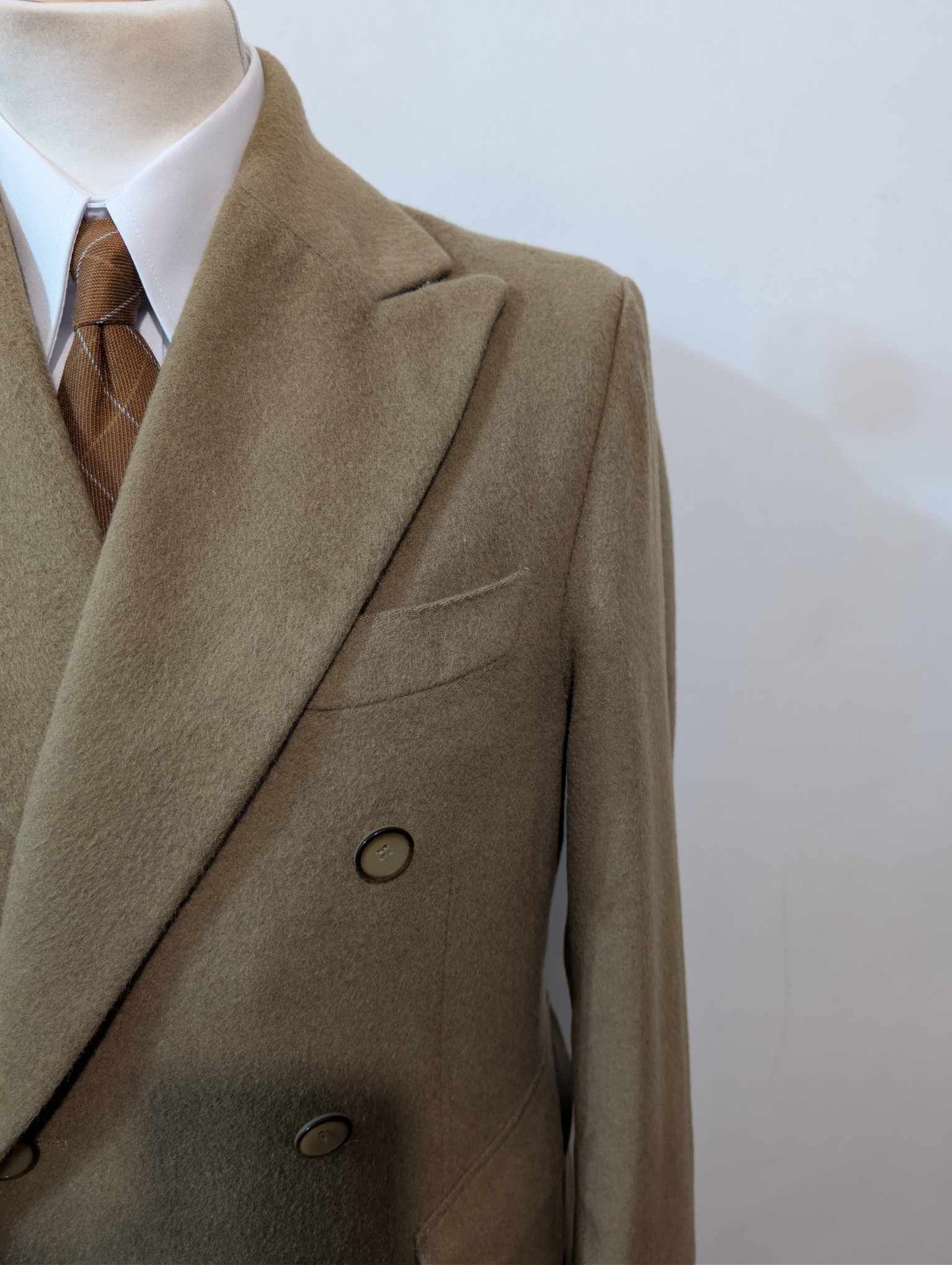 Originaler kamelfarbener, zweireihiger Wollmantel