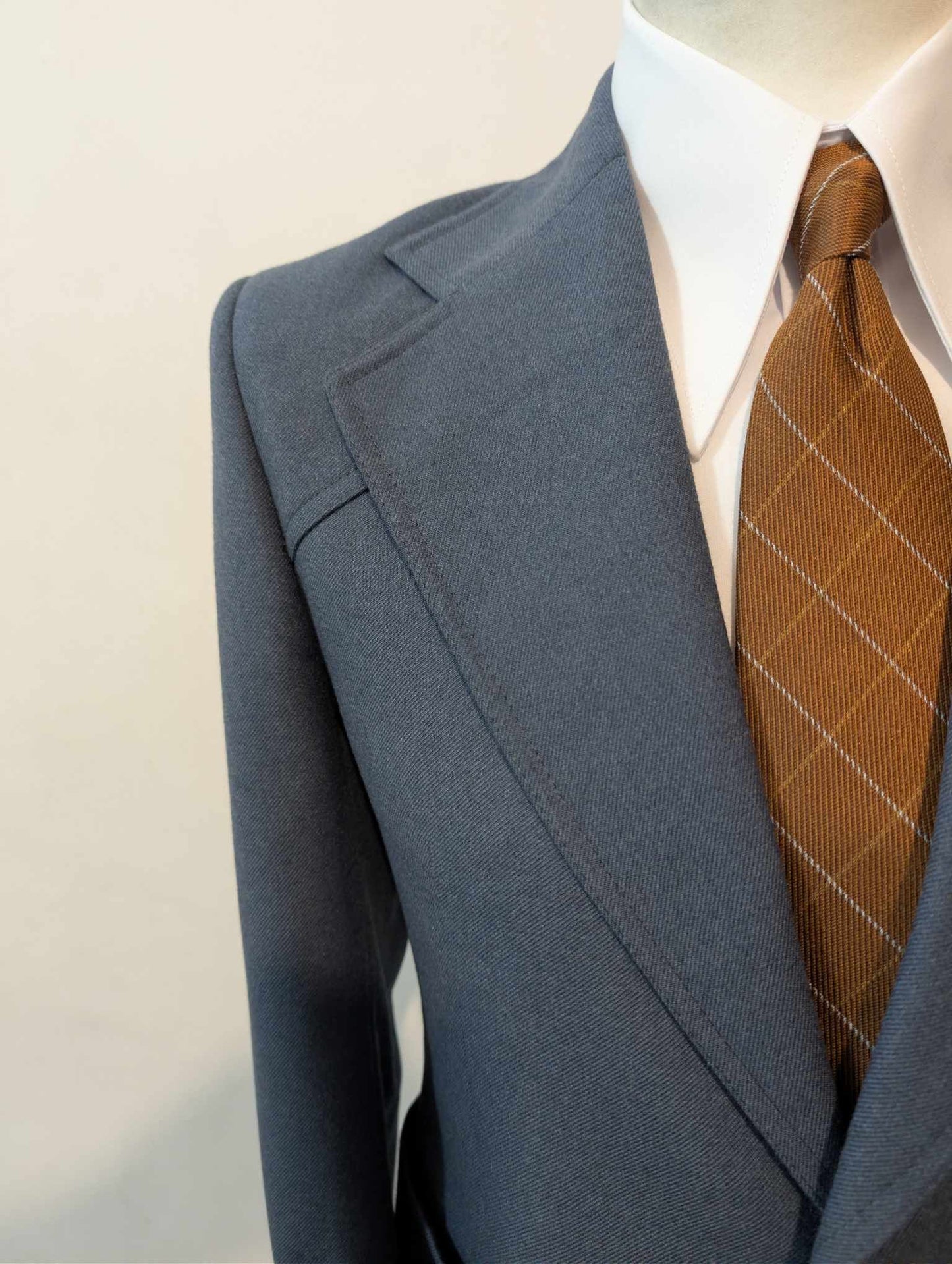 Magnifique costume bleu marine en laine