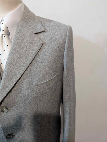 Hellgrauer, dreiteiliger Anzug aus schwerem Flanell