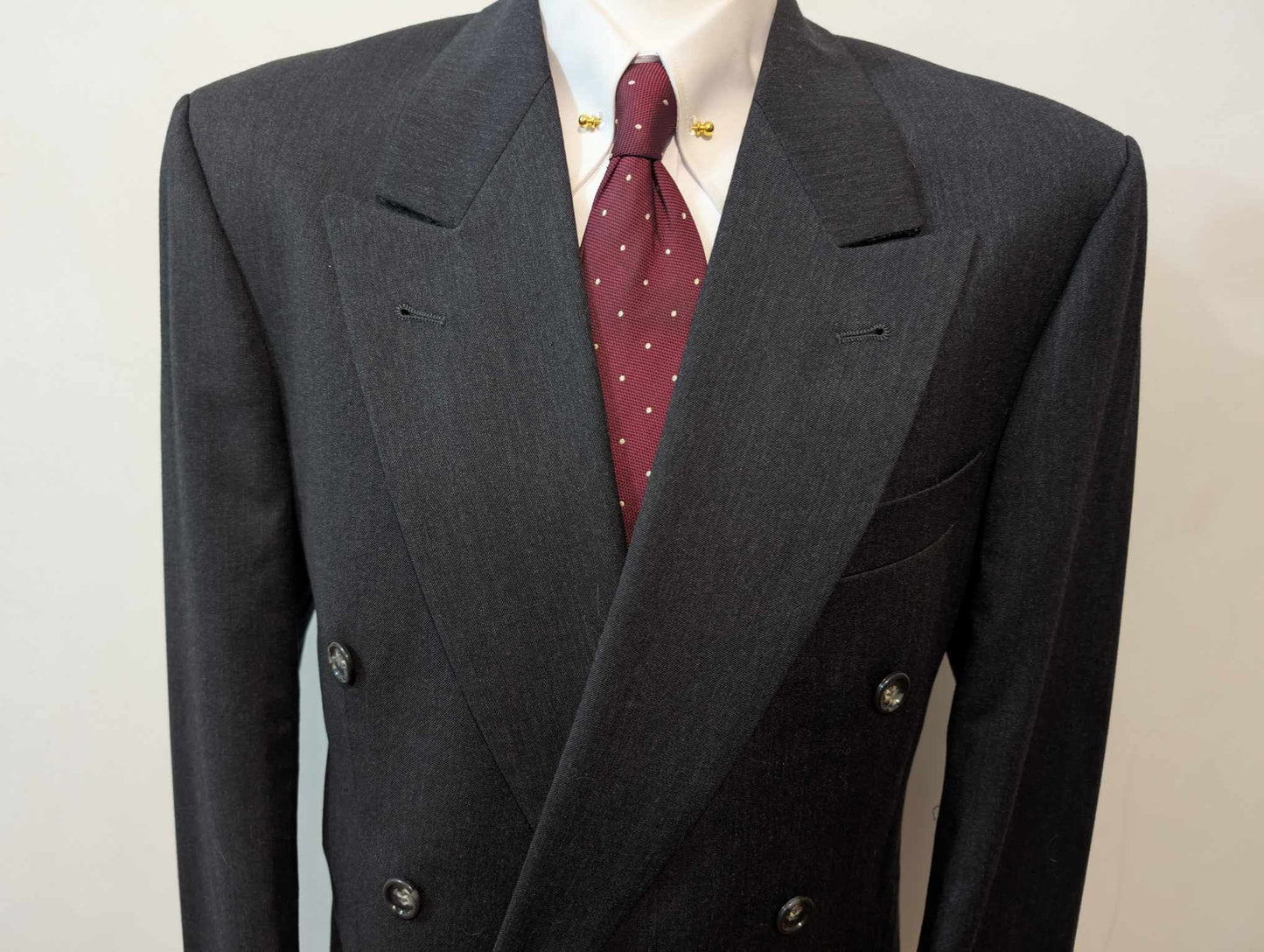 Costume croisé de couleur gris anthracite en laine